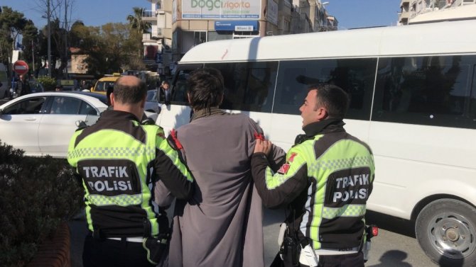 Kuşadası’nda Trafik Polisine Taşlı Saldırı