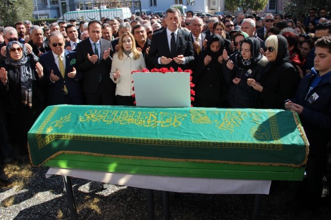 Bakan Selçuk Emekli Milli Eğitim Müdürü’nün Cenazesine Katıldı