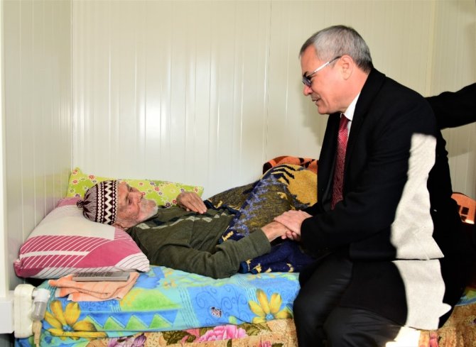 Vali Deniz Depremzedelere Misafir Oldu