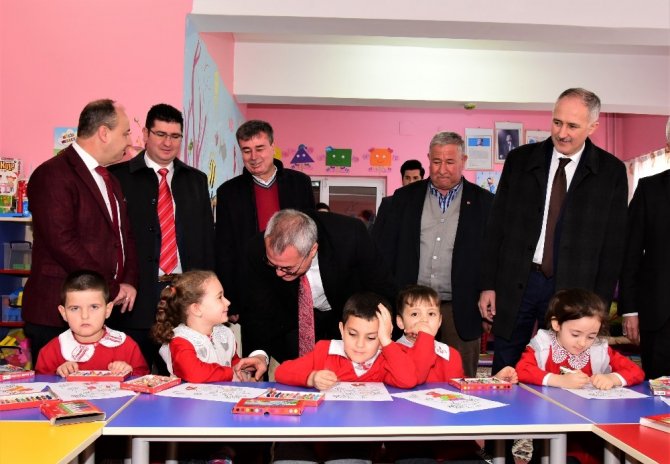 Vali Deniz’den Öğretmen Ve Öğrencilere Kitap Hediyesi