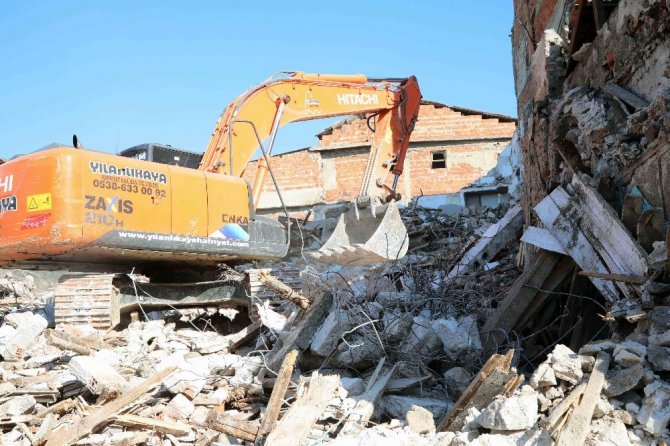 Bayraklı’da Metruk Binaların Yıkımı Tam Gaz