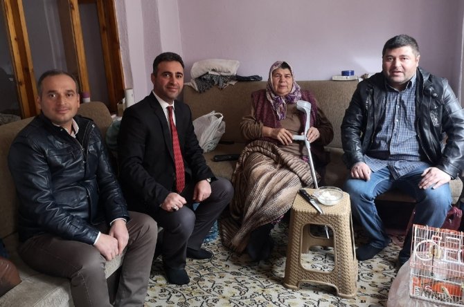 Liseli Öğrenciler Bakıma Muhtaç Ailelerin Evlerini Temizledi