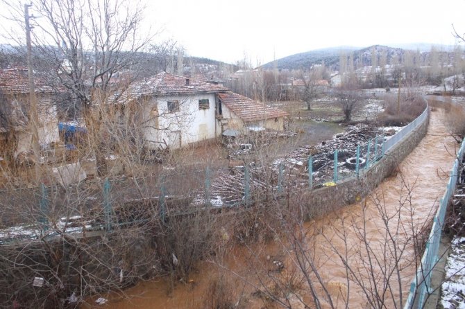 Uşak’ta Barajın Çatlaması Nedeniyle Boşaltılan Köylerde Endişeli Bekleyiş Sürüyor