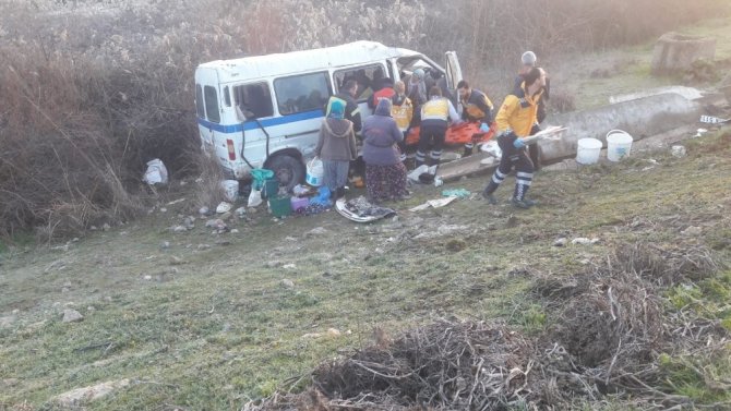 Manisa’da İşçi Servisi İle Otomobil Çarpıştı: 13 Yaralı