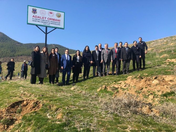 Hakim Ve Savcılar Hükümlülerle Birlikte Fidan Dikti