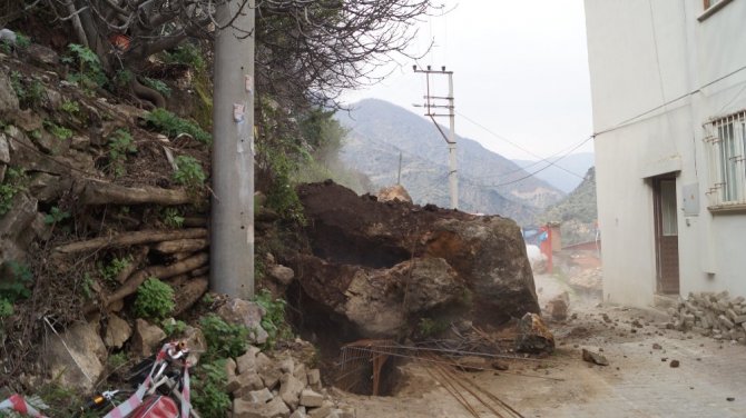 Aydın’da Heyelan Yol Kapattı