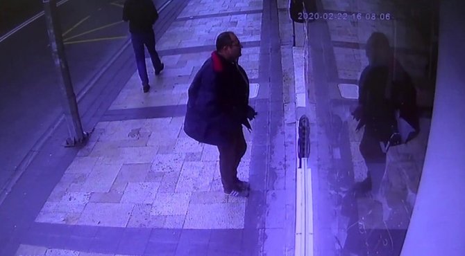 Beğendiği Çantayı Böyle Çaldı