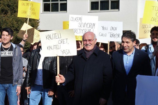 Uşak Üniversitesi Öğrencilerinden Yerli Üretime Destek Yürüyüşü