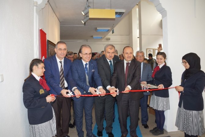 “40 Hadisle Değerlerimiz” Resim Sergisi Açıldı