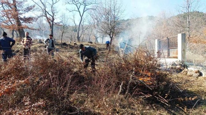 Köylüler Gönüllü Olarak Mezarlık Temizliyor