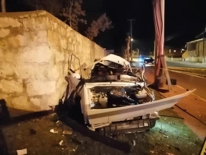 Otomobil Önce Kaldırıma Ardından Elektrik Direğine Çarptı: 2 Ölü, 1 Yaralı