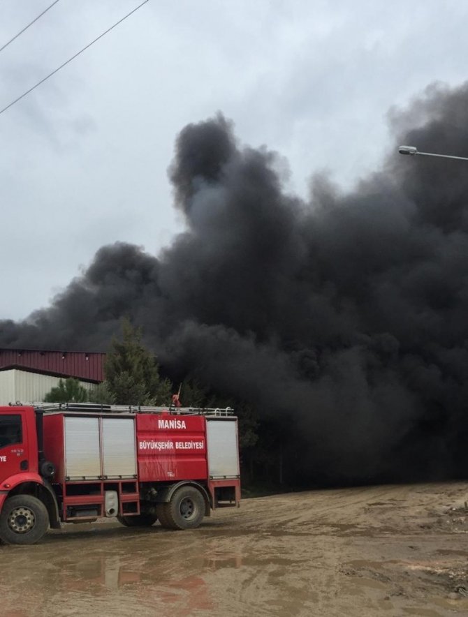 Manisa’da Geri Dönüşüm Tesisinde Yangın