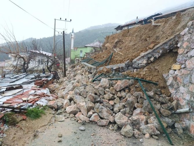 Soma’da İstinat Duvarı Çöktü, Mahallenin Yolu Kapandı