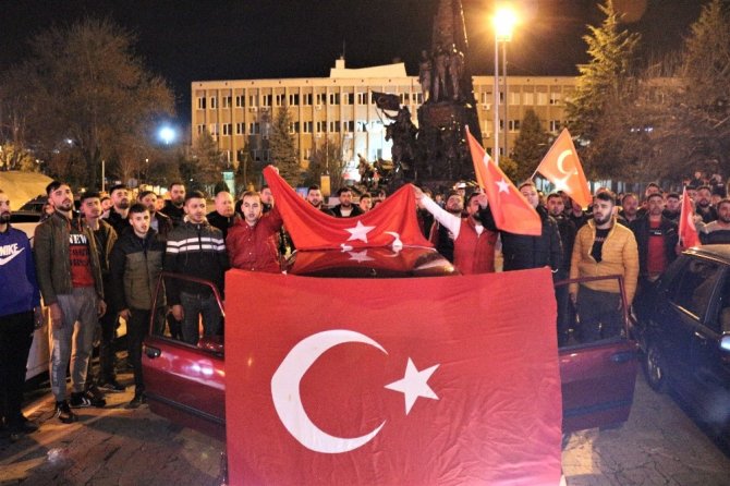 Uşak’ta Vatandaşlardan Kahraman Mehmetçik’e Destek