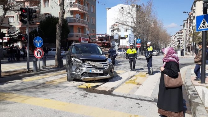 Uşak’ta Kırmızı Işık İhlali Kaza Getirdi: 1 Yaralı