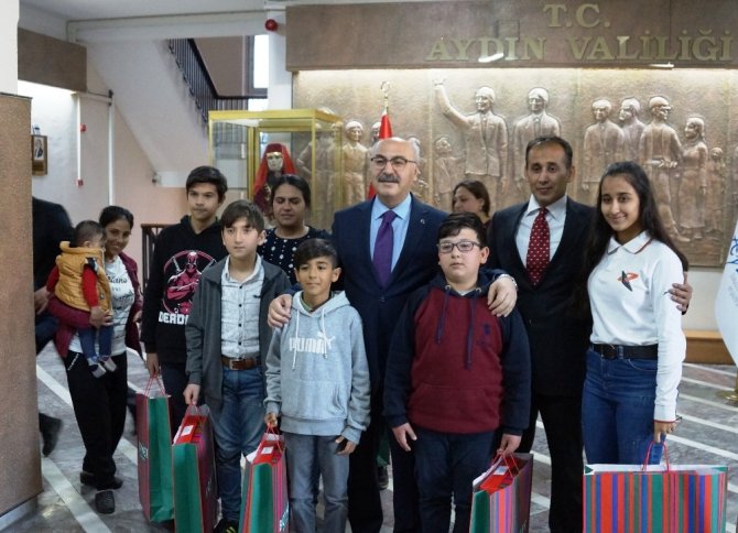 Vali Köşger, Bayrağa Saygı Gösteren Çocukları Ödüllendirdi