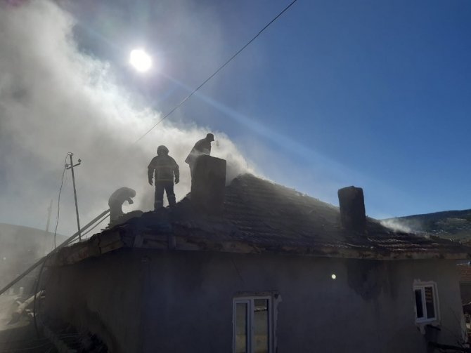 Şuhut’ta Soba Ev Yangınına Neden Oldu