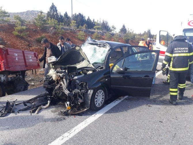 Traktör İle Otomobil Çarpıştı: 1 Ölü, 1 Yaralı