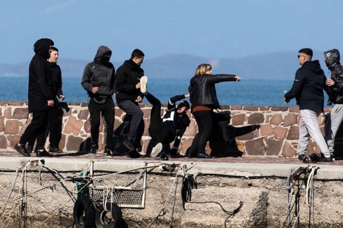 Dayak Yiyen Alman Gazeteci Midilli’den Ayrıldı