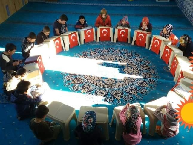 Kur’an-ı Kerim Okuyup, Mehmetçiğe Dua Ediyorlar