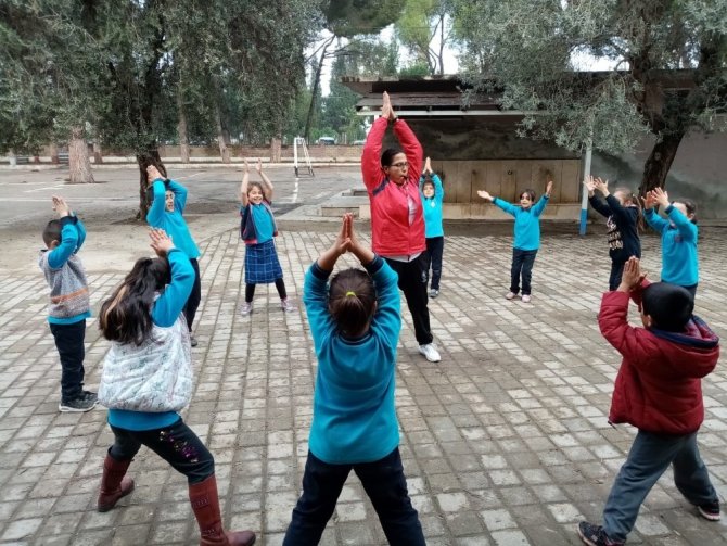 Antrenörler Okullarda Çocuklara Spor Kültürünü Aşılıyor