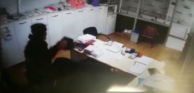 İş Yerinden Çanta Hırsızlığı Güvenlik Kamerasında