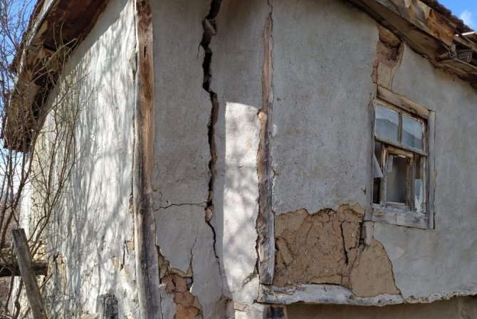 Bu Mahalle 4 Yıldır Kayıyor