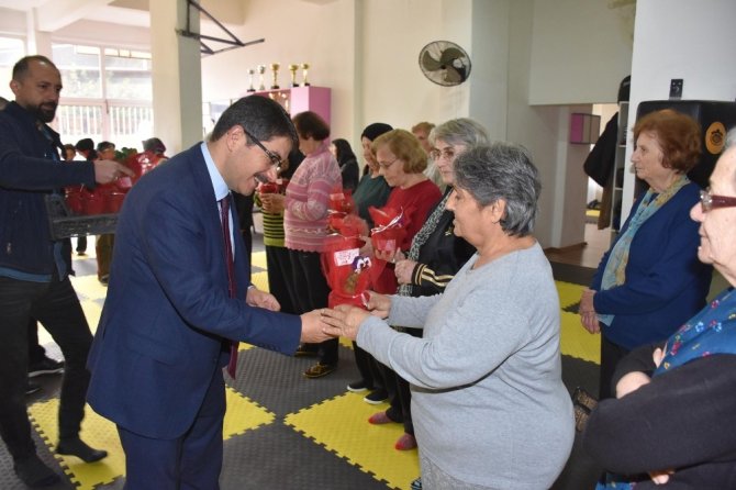 Başkan Çelik’ten Kadınlar Günü Jesti