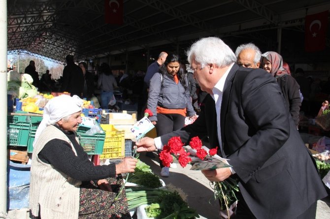 Başkan Akkaya’dan Kadınlara Karanfil