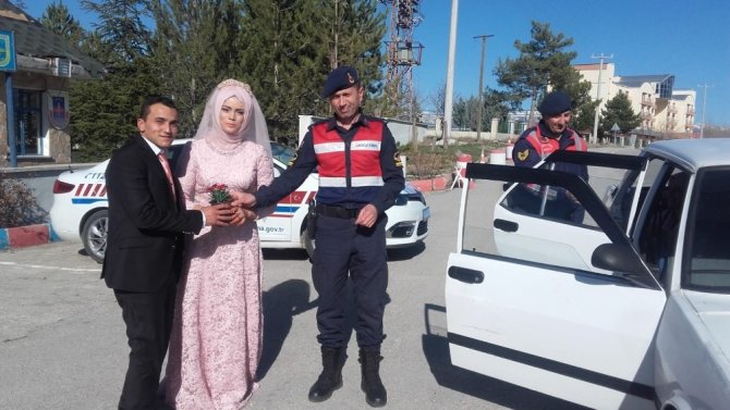 Jandarmadan Trafik Uygulamasında Kadınlara Çiçekli Kutlama