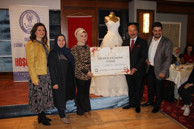 Kadınlar Günü Etkinliğinde Hediye Yağmuru