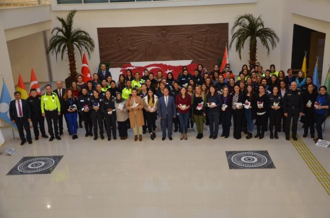 Emniyet Müdüründen Kadın Polislere Jest
