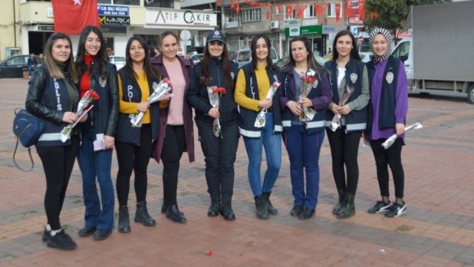 Kadın Polisler Çiçek Dağıttı