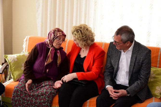 Vali Deniz Ve Eşi, Şehit Annesinin ’Kadınlar Günü’nü Kutladı