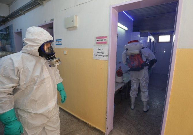 Buca’daki Okullarda Kış Mikroplarına İlaçlı Koruma