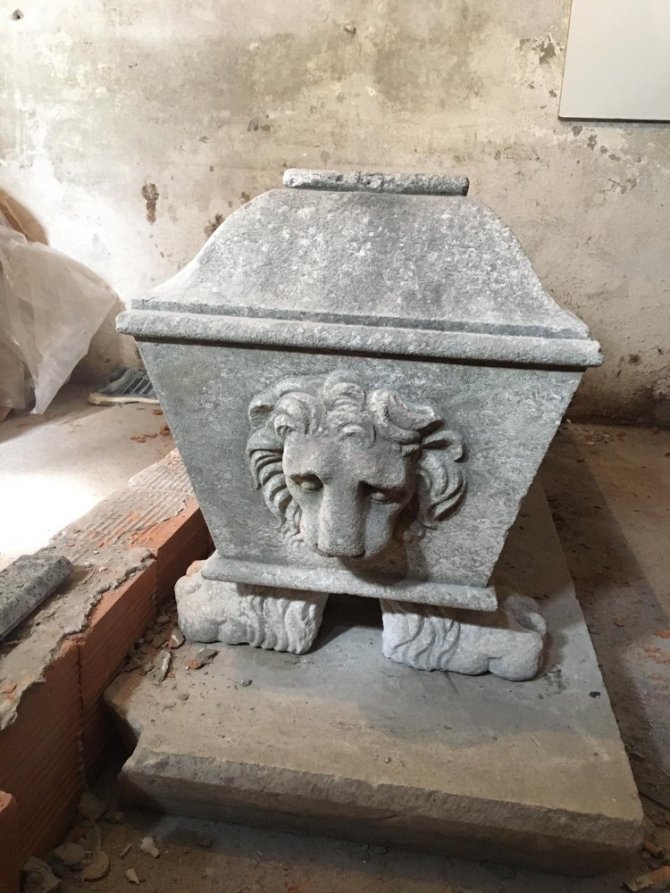 İzmir’de Roma Dönemine Ait Bin 500 Yıllık Sunak Ele Geçirildi