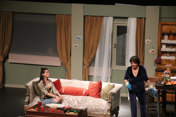 ’Plastik Aşklar’ Oyunu Marmaris’te Seyirciyle Buluştu