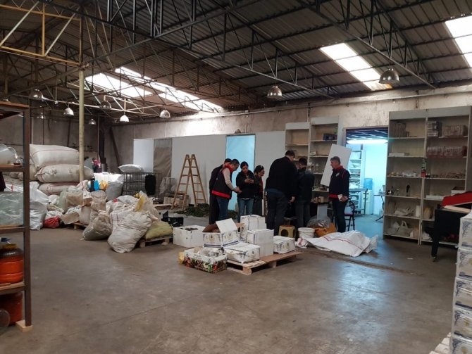 İzmir’de Sahte Dezenfektanlara Polis Baskını