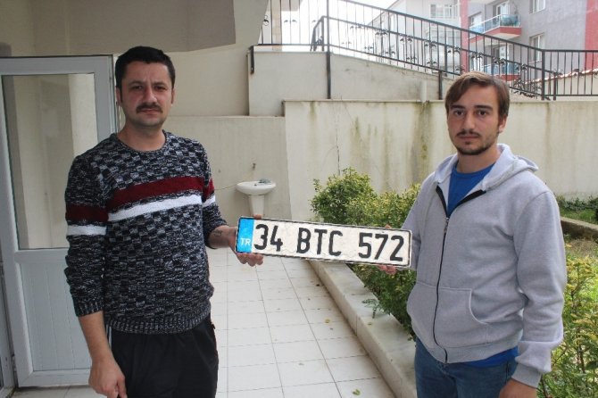 Köpeğe Çarpıp Kaçan Sürücü Plakayı Yerde Unuttu