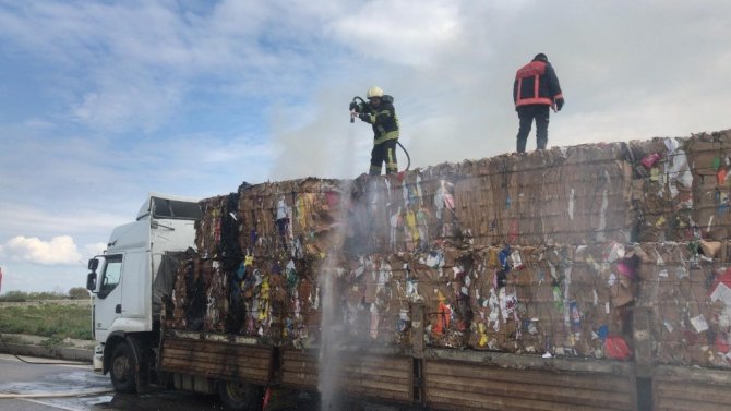 Tır Dorsesindeki Geri Dönüşüm Malzemeleri Alev Aldı