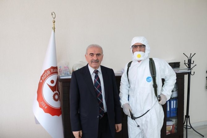 Kendi Yaptıkları Dezenfektanla Okullarını Virüse Karşı Koruyorlar