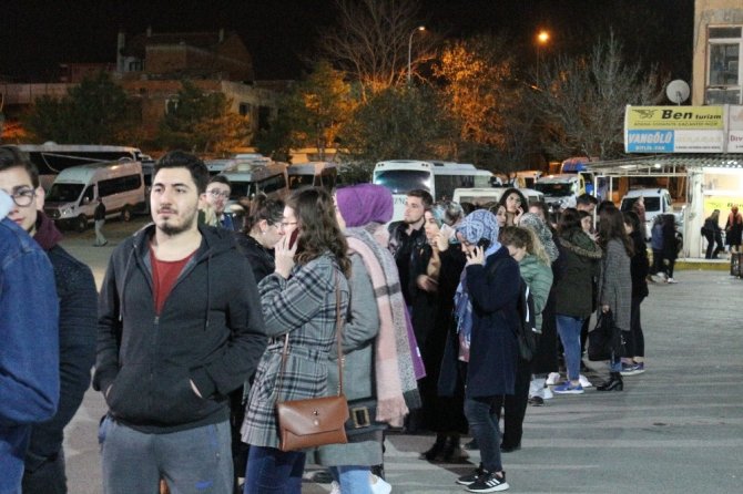 Okulların Tatil İlan Edilmesiyle Öğrenciler Otogara Akın Etti