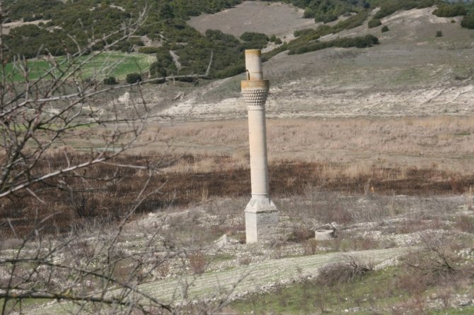 Baraj Suları Çekilince Ortaya Çıkan Mezarlığa Dua Etmek İçin Geliyorlar