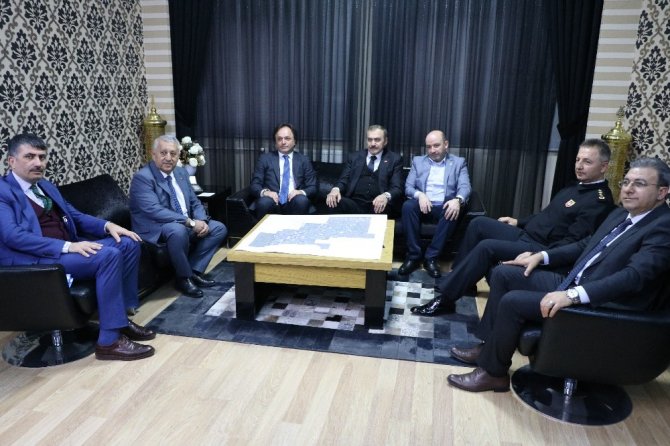 Eroğlu Da Koronavirisüne Önlemi İçin Elini Göğsüne Götürerek Selamlaştı