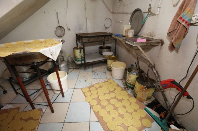 İzmir’de Tatlıcı Dükkanında Mide Bulandıran Manzara