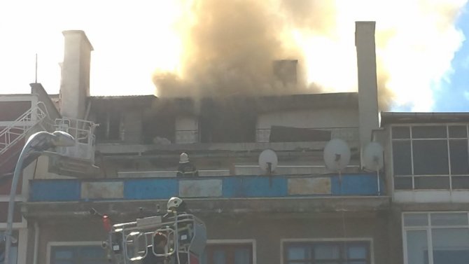 Kütahya’daki Çatı Yangınında Mahsur Kalan 4 Kişi Kurtarıldı