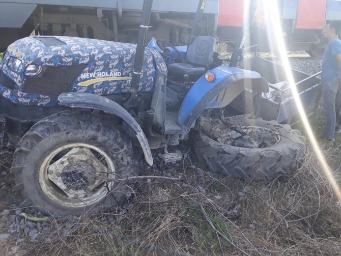 Trenin Çarptığı Traktör Sürücüsü Kadın Kendini Yere Atarak Hayatta Kaldı