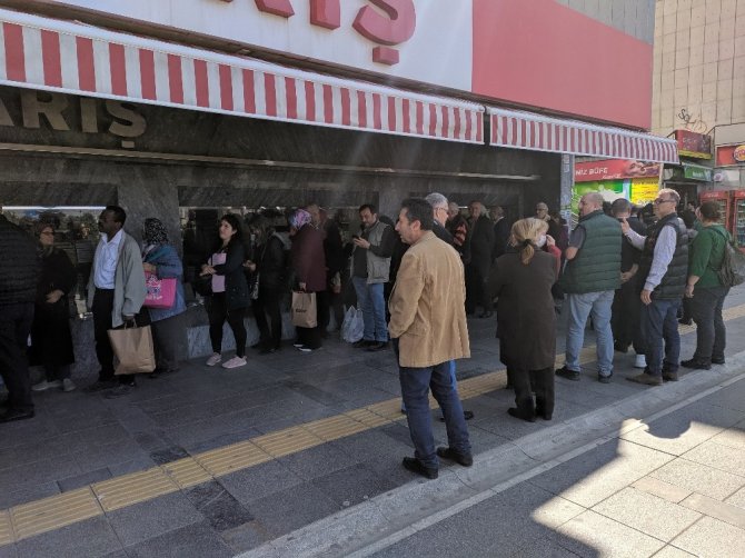 İzmir’de Kolonya Kuyruğu