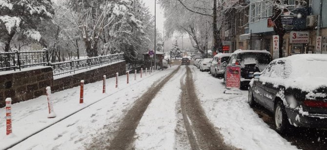 Afyonkarahisar’da Kar Kalınlığı 5 Santimetreyi Buldu