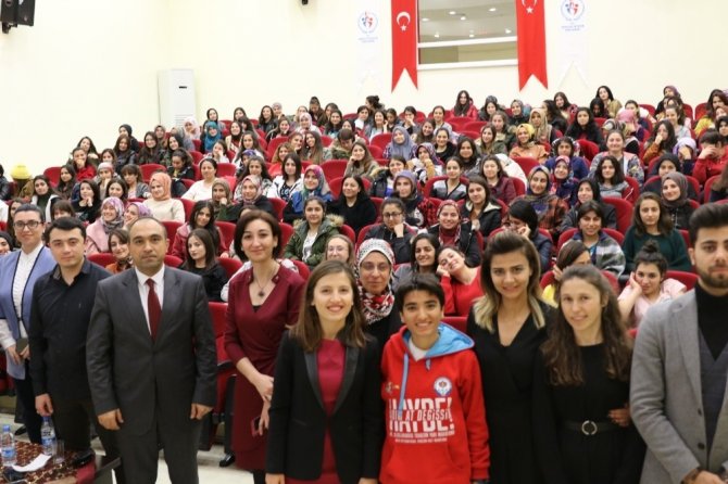 Gençlerin Sosyal Medya Mağduriyetlerin Azaltılması İçin Eğitimler Sürüyor